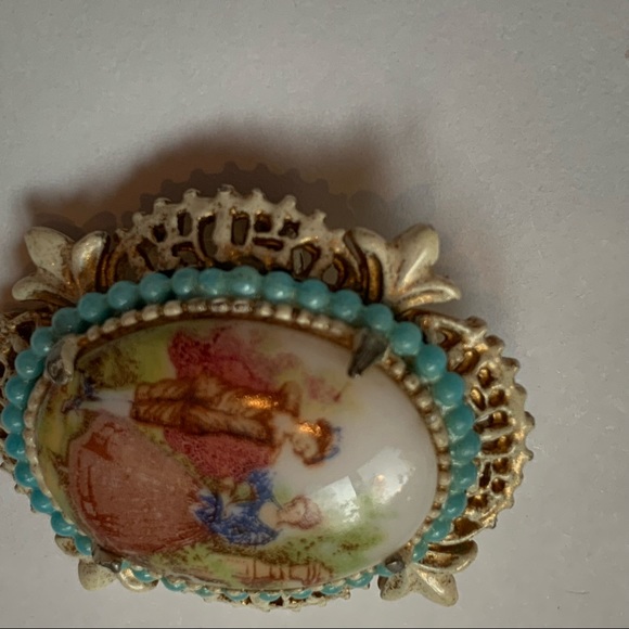 Fragonard Brooch by Florenza Romantic Couple Victorian Gold Tone Limoges Style - Picture 6 of 6